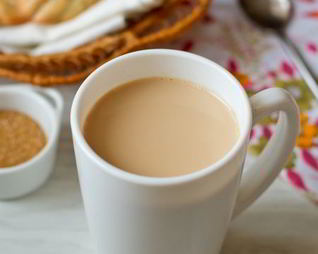 Индийский имбирный чай с молоком и кардамоном