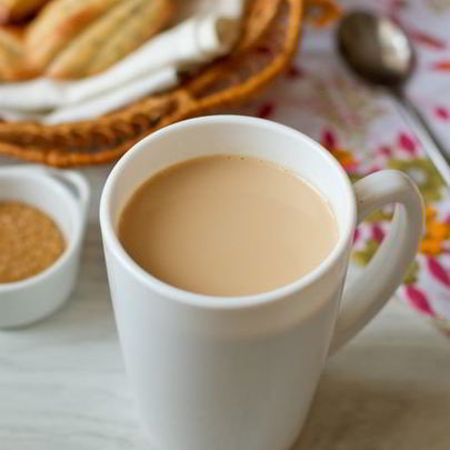 Индийский имбирный чай с молоком и кардамоном