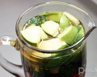 Холодный чай с яблоком и мятой