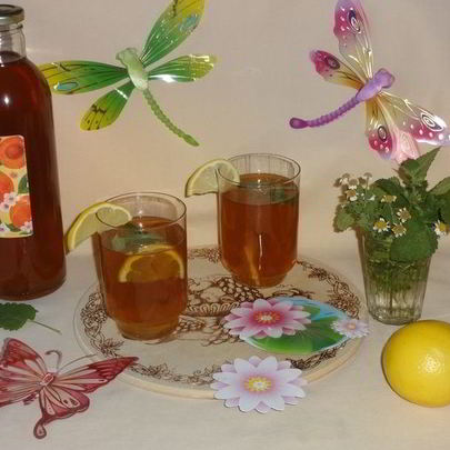 Холодный зеленый чай с ромашкой и мелиссой