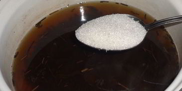 холодный зеленый чай с ромашкой и мелиссой