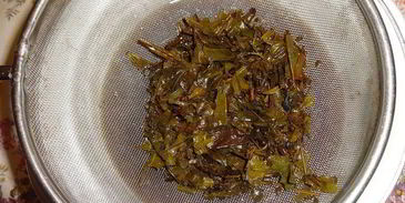 холодный зеленый чай с ромашкой и мелиссой