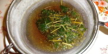 холодный зеленый чай с ромашкой и мелиссой