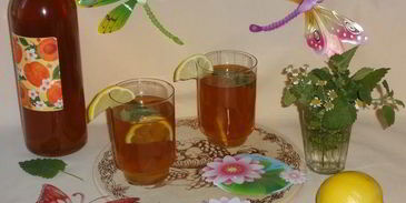 холодный зеленый чай с ромашкой и мелиссой