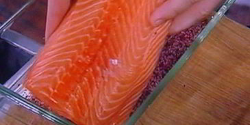 лосось, засоленный в листьях чая каркаде