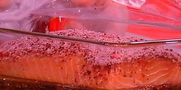 лосось, засоленный в листьях чая каркаде