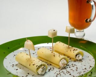 Рулетики из сыра с творогом, шоколадом и свежими фруктами и чай с чабрецом