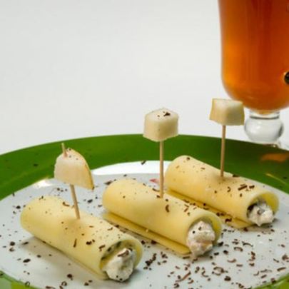 Рулетики из сыра с творогом, шоколадом и свежими фруктами и чай с чабрецом