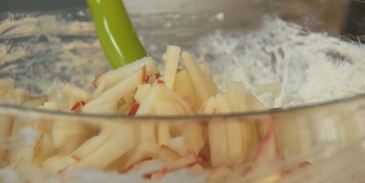 рулетики из сыра с творогом, шоколадом и свежими фруктами и чай с чабрецом