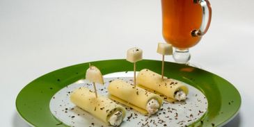 рулетики из сыра с творогом, шоколадом и свежими фруктами и чай с чабрецом