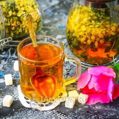 Цветочный чай с ромашкой, акацией и мятой