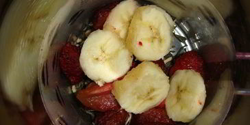 зеленый чай с клубникой и бананом