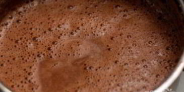 горячий банановый коктейль с шоколадом