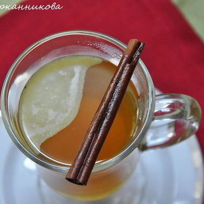 Горячий яблочный напиток со специями и сливочным маслом