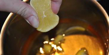 горячий яблочный напиток со специями и сливочным маслом