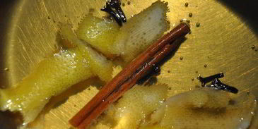 горячий яблочный напиток со специями и сливочным маслом