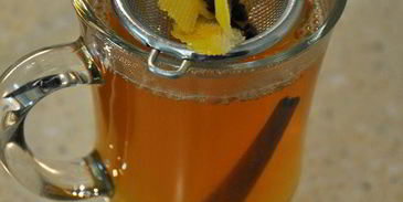 горячий яблочный напиток со специями и сливочным маслом