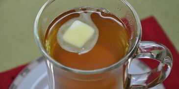 горячий яблочный напиток со специями и сливочным маслом