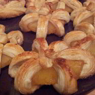 Рецепт Груши и ананасы в сиропе, запеченные в слоеном тесте