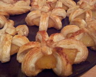 Груша и ананасы в сиропе, запеченные в слоеном тесте