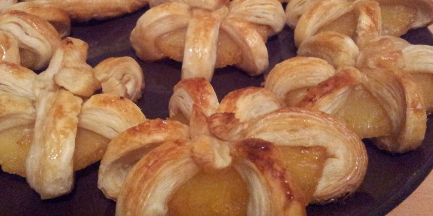 Рецепт груша и ананасы в сиропе, запеченные в слоеном тесте
