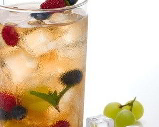 Имбирный пунш с белым ромом, ананасами и черникой