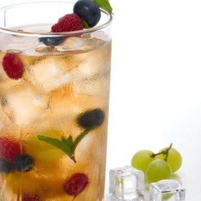 Имбирный пунш с белым ромом, ананасами и черникой