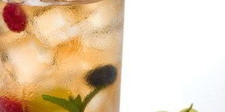 Рецепт имбирного пунша с белым ромом, ананасами и черникой