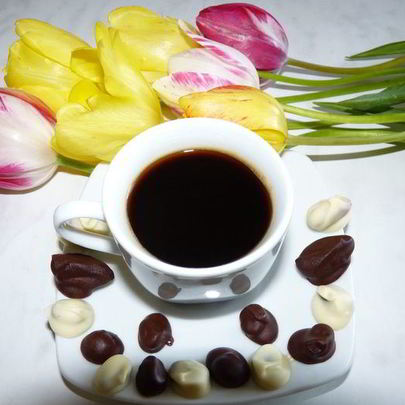 Кофе с миндалем и кофейные зернышки в шоколаде