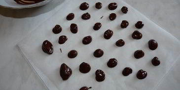 кофе с миндалем и кофейные зернышки в шоколаде