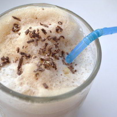 Зимний кофе фраппе с корицей и имбирем