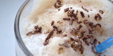 зимний кофе фраппе с корицей и имбирем