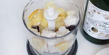 коктейль из шампанского с мороженым и ананасом