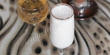 коктейль из шампанского с мороженым и ананасом