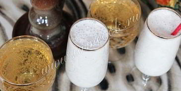 коктейль из шампанского с мороженым и ананасом