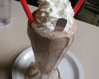 Коктейль с арахисовым маслом, шоколадом и бананом