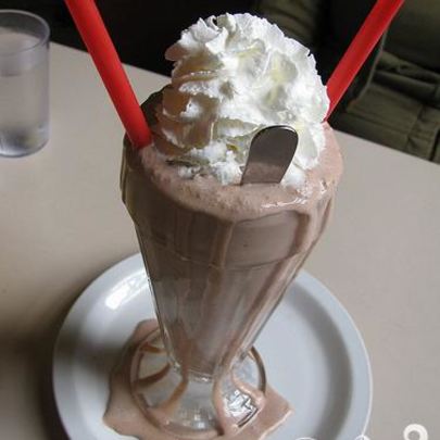 Коктейль с арахисовым маслом, шоколадом и бананом