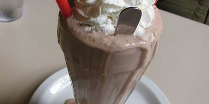 Рецепт коктейля с арахисовым маслом, шоколадом и бананом