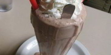 коктейль с арахисовым маслом, шоколадом и бананом