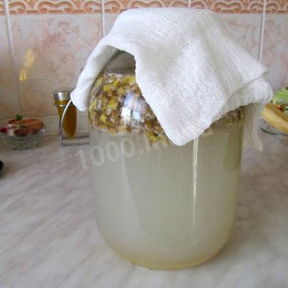 Квас из березового сока с сухофруктами