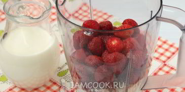 протеиновый коктейль с клубникой и творогом