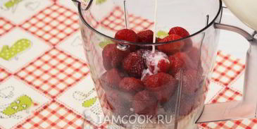 протеиновый коктейль с клубникой и творогом