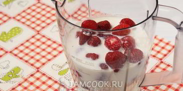 протеиновый коктейль с клубникой и творогом