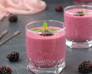 Протеиновый коктейль с творогом и ежевикой
