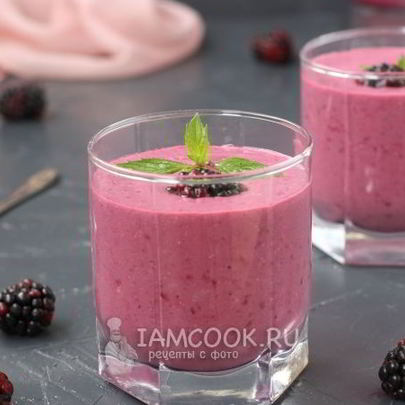 Протеиновый коктейль с творогом и ежевикой