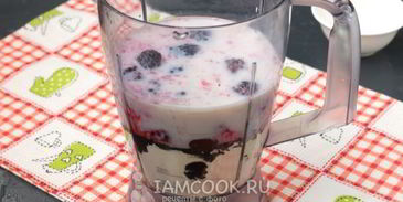 протеиновый коктейль с творогом и ежевикой