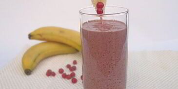 бананово-клюквенный смузи