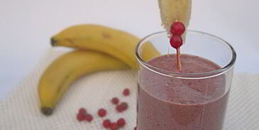 бананово-клюквенный смузи