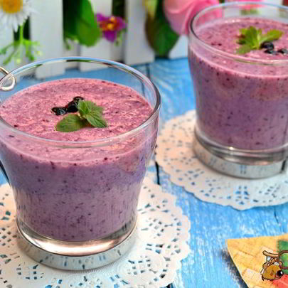 Чернично-клубничный смузи с овсянкой и мороженым