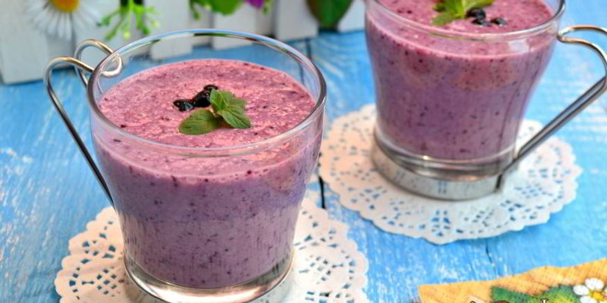 Рецепт чернично-клубничного смузи с овсянкой и мороженым